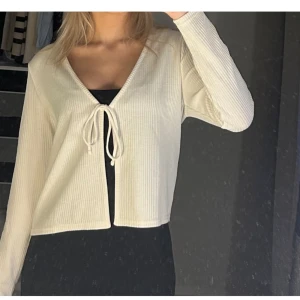 Kofta / tröja / topp - Söt kofta till sommaren, sparsamt använd💗