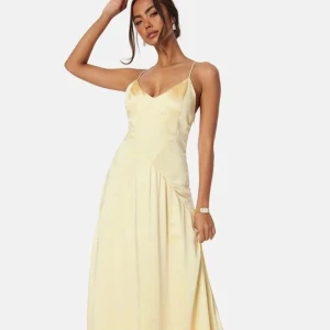 Gul balklänning  - Säljer denna superfina ljusgula balklänningen från Bubbleroom i stl 34💞 passar 34 och 36, har en super liten skada från min handväska men syns ingenting🥰 Köpt för 999kr slutsåld på nätet. Jag är 165 och passar mig i 7cm klack✨