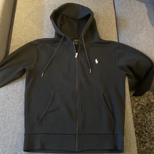 svart polo ralph lauren tracksuit  - storlek s för liten för mig rekommenderar att vara under max 170cm lång 500kr för båda (250kr st)