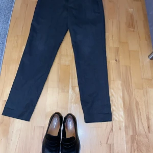 Kostymbyxor & läderloafers/Kostymloafers - Skor i storlek 42 ifrån Vagabond i läder svart och Kostymbyxor ifrån ”These Glory Days” Mörkgråa Storlek 50 ifrån Volt med 100 procent Ull. Sammanlagt nytt 2700:- mitt pris 498:- för båda knappt använt skriv för fler bilder