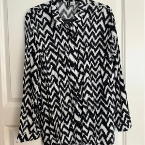 Skjorta  - Skjorta från HM. Storlek 44. Upplever den mer som 42. 