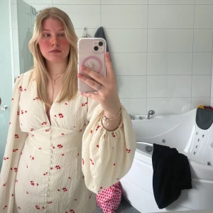 Adoore klänning (kort) - Säljer denna extremt fina klänningen från adoore, säljer pga jag fått tag i den långa varianten istället 🥰 Använd vid ett tillfälle, så den är i nyskick! Passar mig som har mellan 38-40 Tänker mig 1300 kr för den 🥰