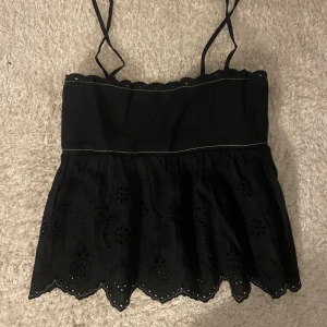 Svart topp - Svart topp ifrån zara med vita sömmar. Storlek S. 