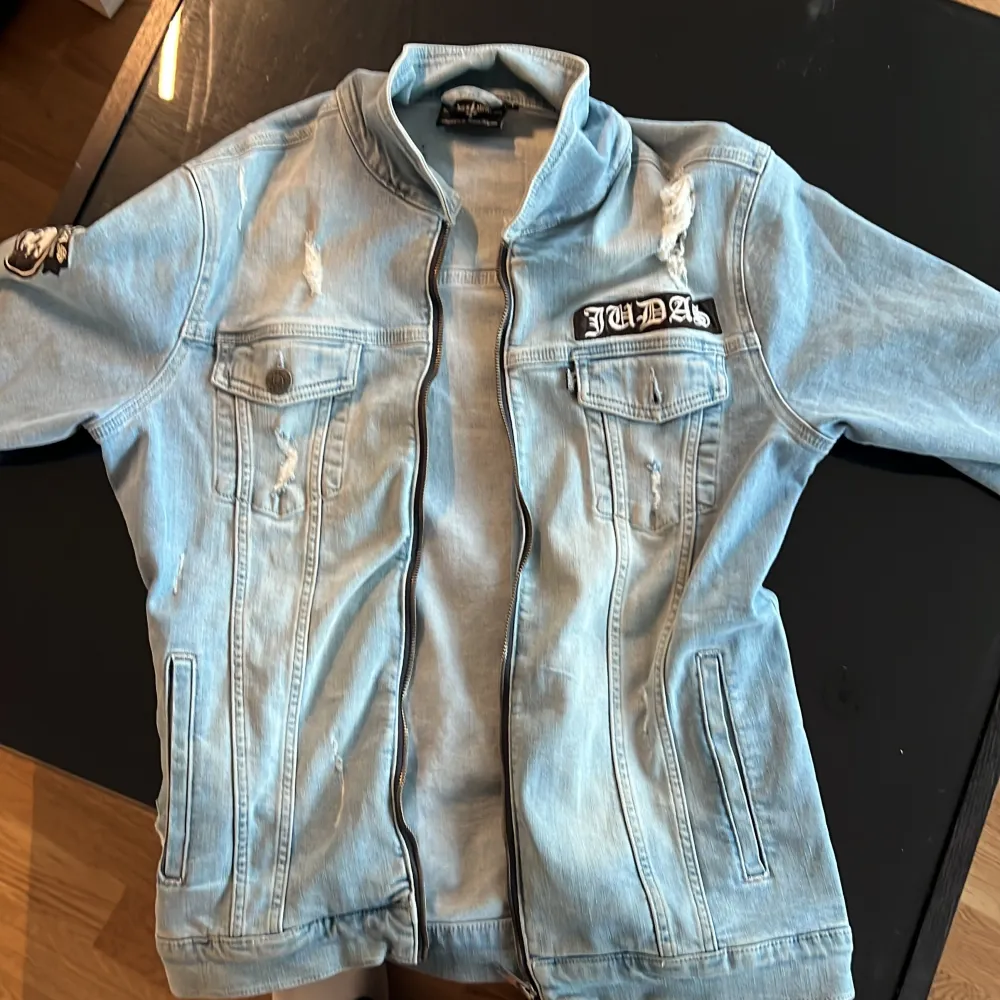 Judas sinned jacka köpt på papi, storlek L sitter rätt tight. Bra stretch i materialet . Takit.