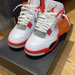 Jordan 4 Fire Red - Sparsamt använda  Båda låda och tag medföljer  Köparen står för frakten
