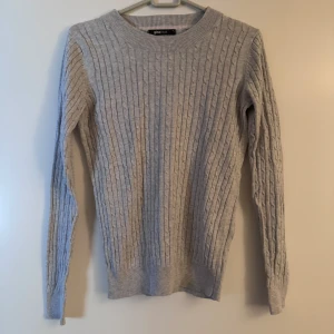 Tröja  - Säljer den här tröjan som inte har kommit till användning 