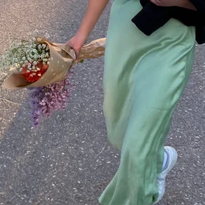 Kjol - säljer denna supersnygga kjolen från &otherstories, jättebra skick 💕💕