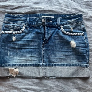 Snygg jeans kjol - En super snygg jeans kjol med nitar💕 Midjemåttet är 40 rakt över. Längden på kjolen är 30💕