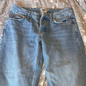 Jeans  - Hej säljer dessa jeans som blivit förstora men nästan aldrig använda🩷 kontakta mig gärna vid frågor eller annat🩷