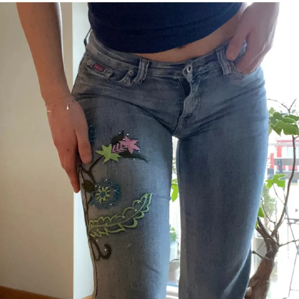 säljer nu mina älskade bootcut jeans med lág midja, för stora på mig. De är i jättefint skick men har dock sprätt upp sömmen där nere för att jag tyckte benet fick finare fall då på mig som är 170 cm. Innerbenslängd är 85 o midjemátt 80❤️. Jeans & Byxor.