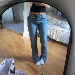 Mid-waisted Jeans  - Fint skick då de bara är använt fåtal gånger💕 