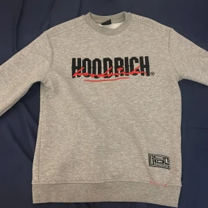 Hoodrich tröja - Tjock och varm hoodrich tröja med ull inuti. Perfekt på höst vår vinter och kalla sommar kvällar. Har haft den i ett år men kanske antänt den 3 gånger. 