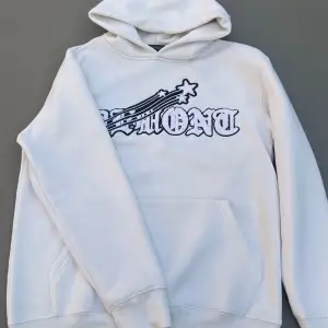 Demont OG hoodie i vit färg, väldigt bra skick använt kanske 1-3 gånger, inga fläckar eller några andra konstigheter. Storlek s med bomull som material inuti den.