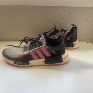 Adidas skor - Stl 40 1/2, lite använda men väldigt bekväma. 