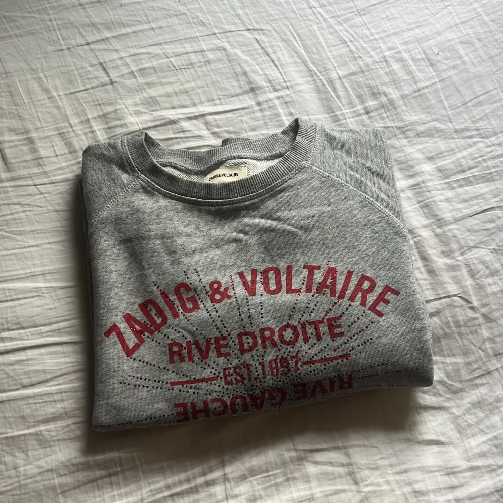 Säljer denna Zadig Voltaire tröja pga den är för liten🥰 Den är i storlek 12/XS. Några paljetter har försvunnit på trycket😊. Tröjor & Koftor.