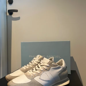 Philippe Model Skor - Tja, säljer nu mina riktigt sköna Philippe Model Trpx Skor I storlek 43. Dom är i väldigt bra skicka och sparsamt använda. Modellen är väldigt eftertraktad och svår att hitta i soppas fint skick som dessa. Skriv gärna vid funderingar och frågor 