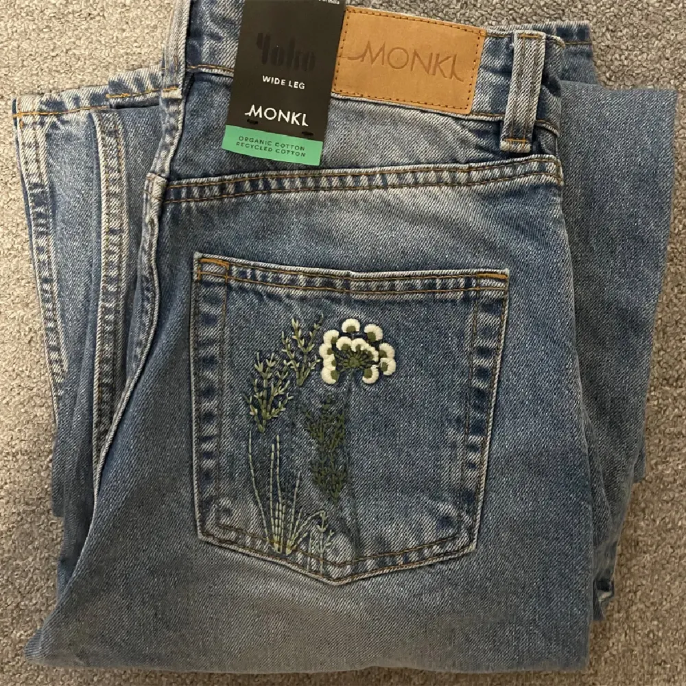Jag skulle vilka köpa dessa jeans från monki med broderi på fickorna i storlek W26. Jag har likadana, helt oanvända, i storlek W27, ifall någon vill byta. . Jeans & Byxor.