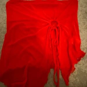 Skit snygg röd topp!💞 - Jätte snygg men den är lite liten uppe vid brösten så därför säljer jag den. Köpt för ungefär 3 veckor sedan, så alltså nyskick💞
