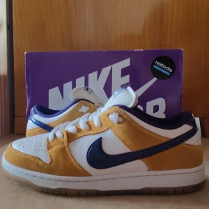 Nike sb dunk laser orange  - Skick 9/10 Finns tecken på användning men inga skador. Replacement box ✅ digitalt kvitto ✅ no og hör av er vid frågor