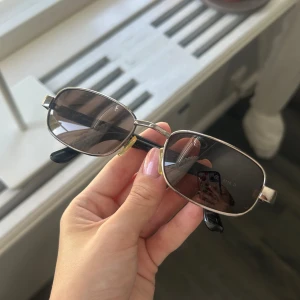 Solglasögon - Använt skick, köparen betalar för frakten och katt finns i hem 🏡 