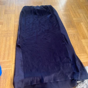Mörkblå satinkjol - I princip oanvänd från asos