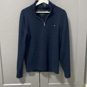 Tommy Hilfiger half zip tröja - Skönaste Tommy Hilfiger tröjan du kommer att skåda, mjukt och skönt material som ger dig känslan av lyx. Tröjan är knappt använd den har inga skador endast ett problem och det är att den är för snygg för att inte användas, jag har tyvärr växt ur den.