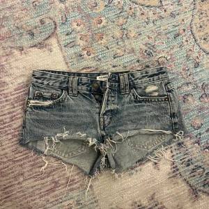 Lågmidjade jeansshorts  - Snygga jeansshorts från pull and bear i fint skick😍 Storlek 34