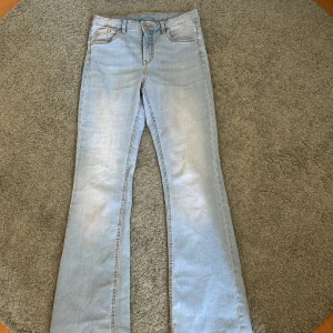 Ljud blåa jeans från Kappahl❤️💗💕 - Bra skick, väldigt lika de andra blåa jag har lagt upp💗 också ganska högmidjade🤍