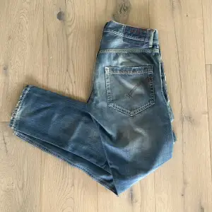 Säljer dessa galet snygga DondUp jeans med slim-fit passform. De är i modellen ”Mius”, en slim fit modell som starkt liknar den populära modellen “George”. De små slitningarna är en del av designen. Hör gärna av er för frågor// Fabian