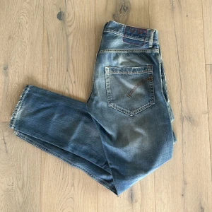 Dondup Slim Fit Jeans  - Säljer dessa galet snygga DondUp jeans med slim-fit passform. De är i modellen ”Mius”, en slim fit modell som starkt liknar den populära modellen “George”. De små slitningarna är en del av designen. Hör gärna av er för frågor// Fabian