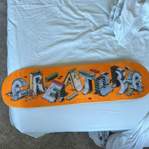 Creature skateboard deck 8.25 - 8.25 bräda från creature. Beställd från USA. Går inte längre att få tag på den här färgen. Jag har skejtat mycket creaturebrädor och min uppfattning är att dom har bäst pop av alla märken. Säljer brädan då jag inte längre har tid att skejta.