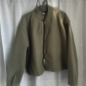 Zara jacka - grön zara jacka bra skick . Storlek M men passar mindre 