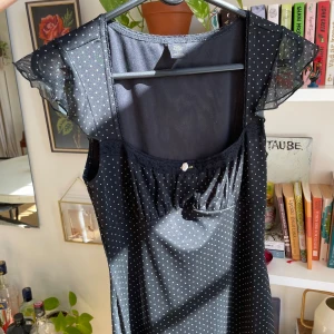 Urban Outfitters Klänning  - Säljer denna superfina klänning från Urban Outfitters. Helt ny och oanvänd. Nypris 820 kr. Storlek s, passar också medium eller xs för en lösare passform 💕