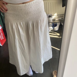 Långkjol  - Hej! Säljer denna fina kjol från Gina Tricot då den inte kom till andvändning. Den är i fint skicka😊 bara att höra av sig vid fler bilder💕 