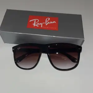 Säljer äkta Ray-Ban Boyfrind solglasögon.Skicket är som nytt använts ett fåtal gånger. Levererar i orginalförpacking. 