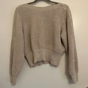 Tjocktröja från NAKD - Tjocktröja i xxs men motsvarar en xs/s skulle jag säga. Väldigt bra skick inga defekter finns