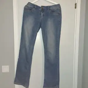 Säljer dessa blåa lågmidjade jeans då de var för stora när jag köpte de här ifrån. Jeansen är i väldigt bra skick och väldigt snygga. Midjan=82 cm Innerbenslängd=81 cm
