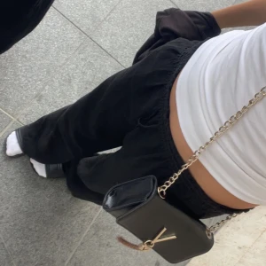 Linne byxor  - Hej säljer dessa svart linne byxor ifrån lindex storlek 170 men passar mig perfekt som har S köpte dessa för 500 kr de är använda 1 gång o inga hål och är som ny❤️