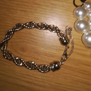 Snyggt ankel smycke i guld. Plus luxory tvål - Fr hm. Så snygg lite tjockare kedja . Dyr tvål lukar så gott 