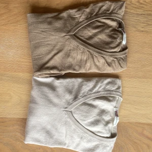 Super fina v-ringade tröjor  - Super fina v-ringade tröjor  Söta och snygga Storlek xs Mycket bra skick 