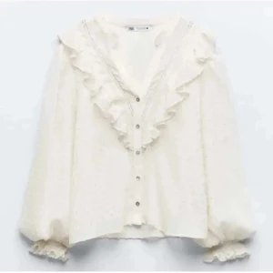 Blus från zara  - En jätte söt blus från zara har ett hål vid armen men inget som syns nör den är på 