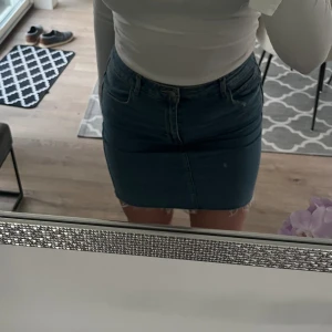 Blå kjol - Hej jag säljer en blå jeanskjol från H&M. De är en jättefin kjol som är perfekt till sommaren! 🌸☀️Den är i bra skick och är ett plagg som jag använde mycket för några år sedan. Jeanstyget är ganska stretchigt. Nypris 300