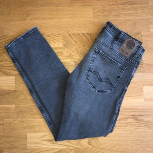 Replay jeans  - Grå replay jeans i nyskick. Skriv gärna om du har några frågor eller vill ha fler bilder!