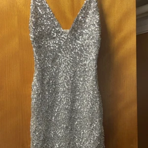 Rebecca stella klänning  - Jätte fin rebecca stella kläning använd en gång så jätte fint skick. 