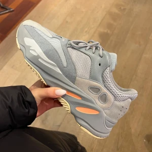 Yeezy  - Säljer mina yeezy 700, använda fåtal gånger<3 