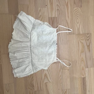 Sommartorp från Zara - En vit sommartorp i storlek XS (men som är strechiga) från zara som köptes förra året men som jag endast använt en gång 💕Den är i princip i nyskick, inga defekter. Köpte för 300 kr Har reglerbara axelband Skriv privat vid fler frågor 🩷