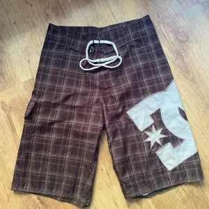 Shorts DC - Shorts från DS i bra skick, nyans på sista bilden storlek S-M 28 storlek