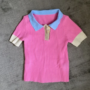 Ribbad piké t-shirt - Supersöt rosa piké i viskos, nästan aldrig använd. Vet inte var den kommer ifrån :)