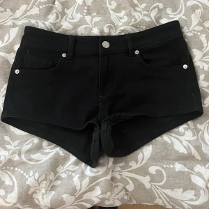 Lågmidjade shorts  - Låga jeans shorts från HM, köpta förra sommaren i slutet men användes aldrig tyvärr. 