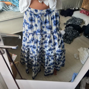 Lång kjol  - Så fin lång kjol från zara helt oanvänd med prislappen kvar.